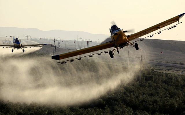 Aircraft spraying pesticides at the fields in Ramat Hanegev March 11 2013. as swarms of locusts invaded the south of Israel. (Flash90)