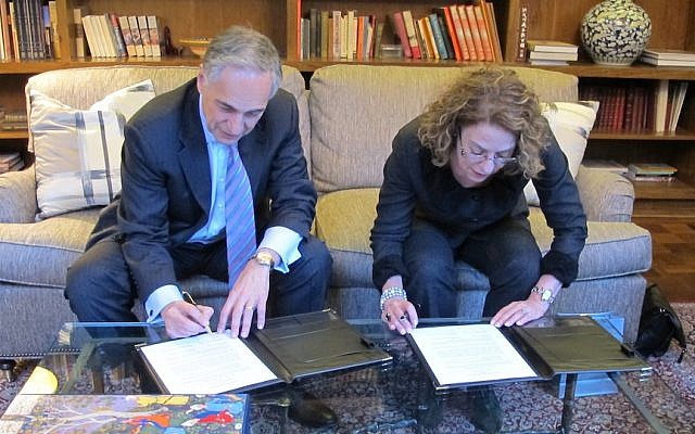 University of Chicago President Robert J. Zimmer (L) and Ben Gurion University President Rivka Carmi sign the MOU on water research at a March 8 signing ceremony in Chicago (Photo credit: Courtesy BGU)