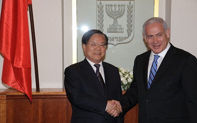 Prime Minister Benjamin Netanyahu (R) with Chinese culture minister Cai Wu in Jerusalem, June 22, 2011. (photo credit: Amos Ben Gershom/GPO/Flash90)
