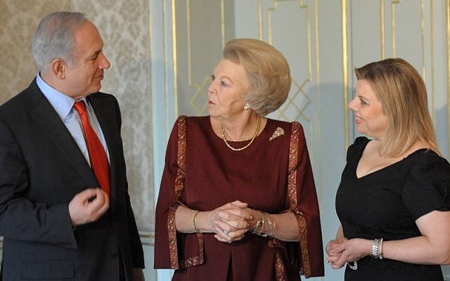 Dutch Queen Beatrix, center, with Prime Minister Benjamin Netanyahu and his wife, Sarah, in the Hague, January 19, 2012 (photo credit: Amos Ben Gershom/GPO/Flash90)
