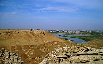 One quarter of the 3000 km.-long Euphrates River runs through Syria but Turkey, situated upriver, has drastically reduced the flow of water (Photo credit: CC BY Verity Cridland, Flickr)