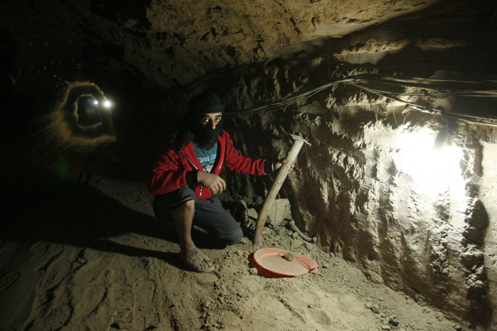 Palestinian workers pray inside a smuggling tunnel between Sinai and Rafah, April 3, 2013 (Wissam Nassar/Flash90)