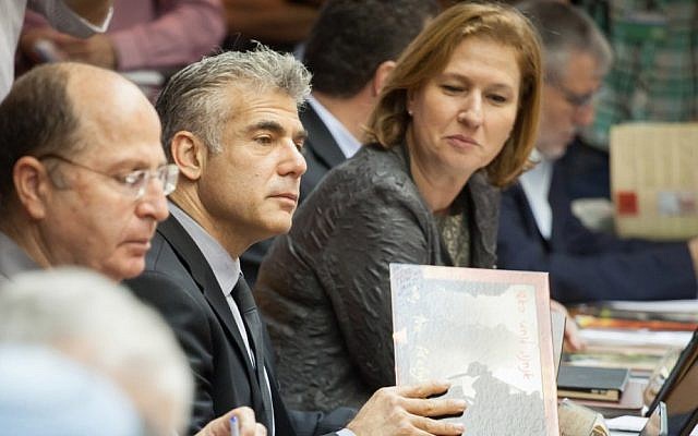 Yair Lapid (center), and Tzipi Livni (right), with Moshe Ya'alon (left) at a 2013 cabinet meeting. (photo credit: Emil Salman/Pool/Flash90)