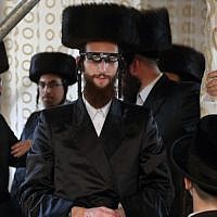 Puluhan ribu Yahudi Ultra-Ortodoks dari dinasti Belz Hassidic menghadiri upacara pernikahan Rabbi Shalom Rokach, cucu Rabbi Belz, dengan Hana Batya Pener pada 22 Mei 2013. (Kredit foto: Yaakov Naumi/Flash90)