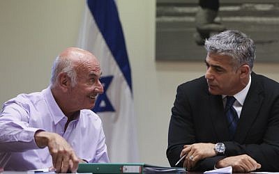 Yaakov Peri (left) and Yair Lapid at the Knesset (Yonatan Sindel/Flash90)