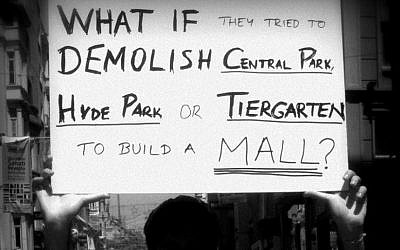 Sebuah protes di Istanbul untuk menyelamatkan Taman Gezi agar tidak dibongkar.  (kredit foto: Facebook)