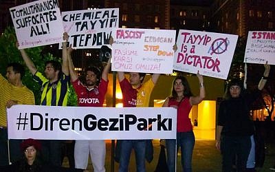 Polisi dituduh melakukan pembantaian pada protes ‘Musim Semi Turki’ menentang pembongkaran taman