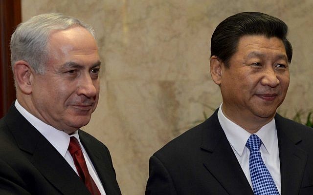 Chinese President Xi Jinping, right, with Prime Minister Benjamin Netanyahu at Beijing's Great Hall of the People in May 2013. (Avi Ohayon/GPO/Flash90)