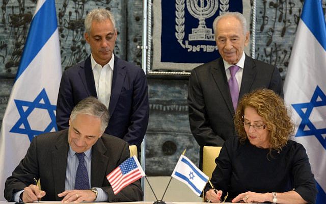 President Shimon Peres (R) and Chicago Mayor Rahm Emmanuel oversee the signing a cooperation agreement between Ben Gurion univeristy and Chicago University, at the President's residence in Jerusalem on  Monday, June 24 (photo credit:  Mark Neyman/GPO/Flash90)