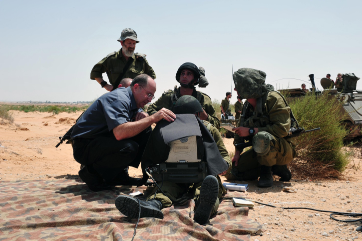 Defense Minister Moshe Ya'alon visiting troops in Zeelim, far from the northern border (Photo credit: Ariel Hermoni/ Ministry of Defense/ Flash 90)
