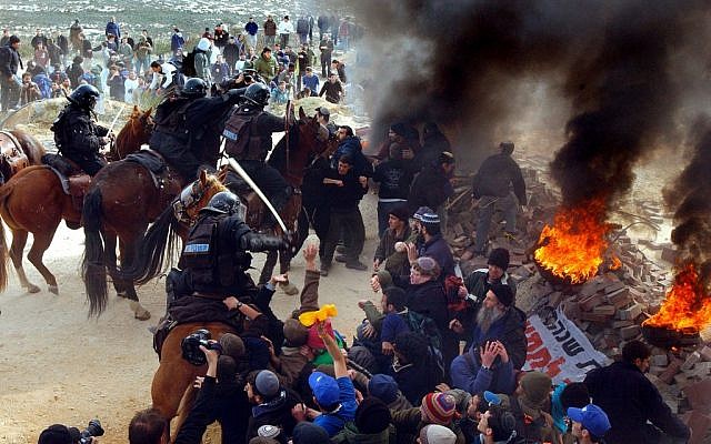Police clashing with settlers and protesters at the Amona outpost in 2006. (photo credit: Yossi Zamir, Flash90)