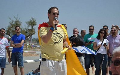 Solar energy entrepreneur Yosef Abramowitz speaking at an event promoting support of electric transportation in Israel, June 7, 2013. (photo credit: GoElectricIL)