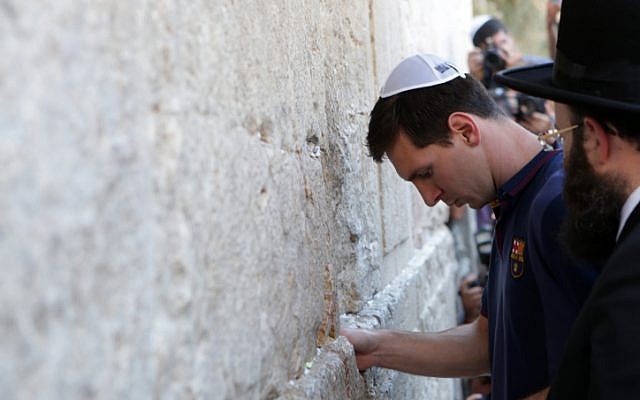FC Barcelona football player Lionel Messi at the Western Wall with the FC Barcelona team in Jerusalem's Old City, August 4, 2013. (Alex Kolomoisky/Flash90)