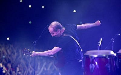 Kaveret's Danny Sanderson strikes a dramatic pose at the group's farewell concert in Tel Aviv, Thursday, August 8 (photo credit:  Moshe Shai/Flash90)