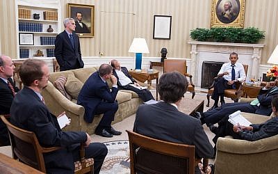 US President Barack Obama meets with senior advisers in the Oval Office to discuss a new plan for the situation in Syria, August 30, 2013. (Pete Souza/Official White House Photo) 