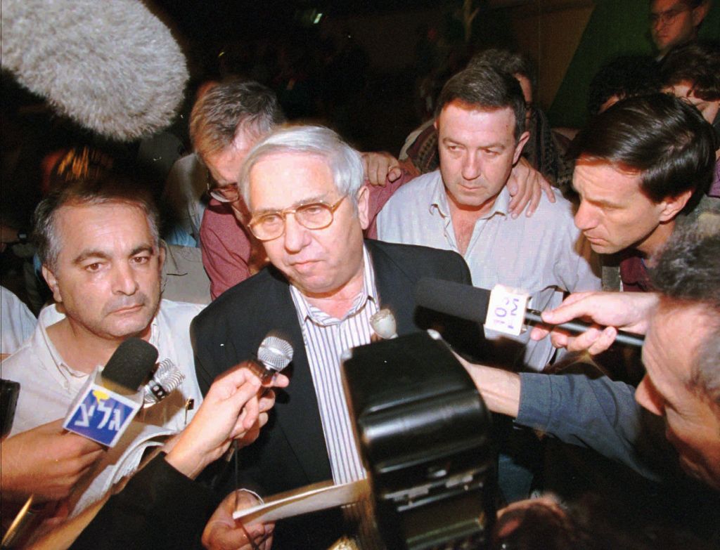 Eitan Haber, surrounded by reporters outside Ichilov Hospital in Tel Aviv, announces the death of prime minister Yitzhak Rabin. November 4, 1995. (photo credit: AP PHOTo/Eyal Warshavsky)