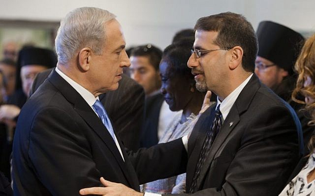 Prime Minister Benjamin Netanyahu (left) with then US ambassador to Israel Dan Shapiro in April 2013. (Flash90)