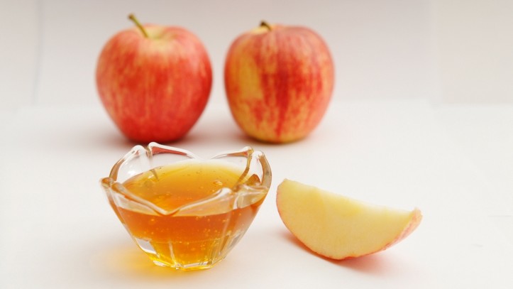 Apple in honey (Illustrative: Mendy Hechtman/Flash90)