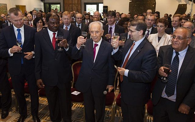 President Shimon Peres proposes a toast with foreign diplomats at an event celebrating the Jewish New Year on September 3, 2013. (photo credit: Flash90)