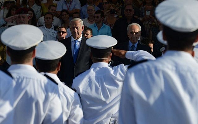 Prime Minister Benjamin Netanyahu (left) and president Shimon Peres attend a graduation course ceremony for IDF Naval officers at the navy training base in Haifa. September 11, 2013. (Kobi Gideon/GPO/FLASH90