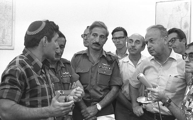 Hanan Porat, left, with then-prime minister Yitzhak Rabin at Kfar Etzion, September 1976. (Moshe Milner, Government Press Office)
