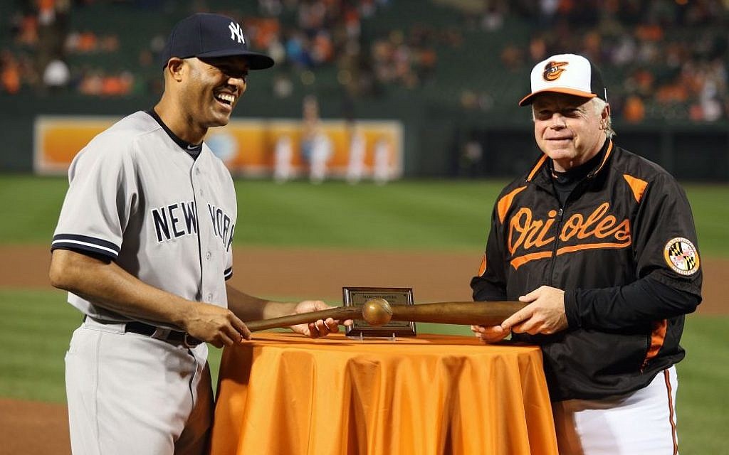 Baltimore Orioles manager Buck Showalter presenting Omri Amrany’s sculpture of a broken bat as a retirement gift to New York Yankees pitcher Mariano Rivera, Sept. 12, 2013. (photo credit: Todd Olszewski/Courtesy of the Baltimore Orioles)