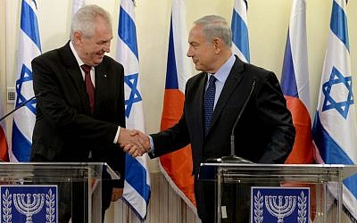Czech President Milos Zeman, left, and Benjamin Netanyahu in Israel on Monday October 7, 2013. (Kobi Gideon/GPO/Flash90)