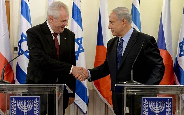 Prime Minister Benjamin Netanyahu (R) shakes hands with Czech President Milos Zeman at the Prime Minister's Office in Jerusalem on October 7, 2013. (Kobi Gideon/GPO/Flash90)