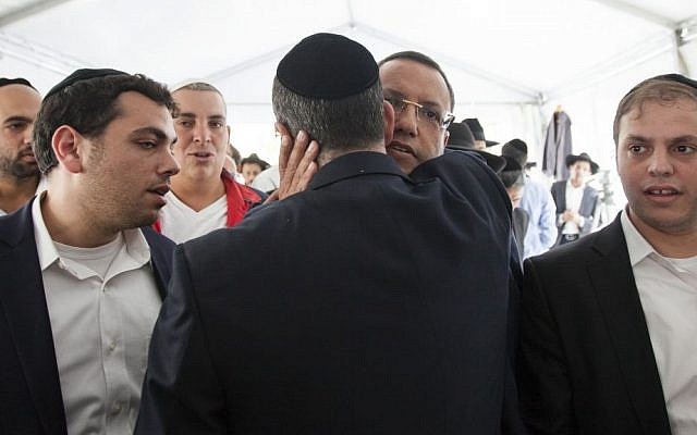 Mayoral candidate Moshe Lion arrives at the shiva (week-long mourning period) for Shas spiritual leader Rabbi Ovadia Yosef in Jerusalem on October 08, 2013. Rabbi Ovadia Yosef passed away in Jerusalem at the age of 93. (photo credit: Flash90)
