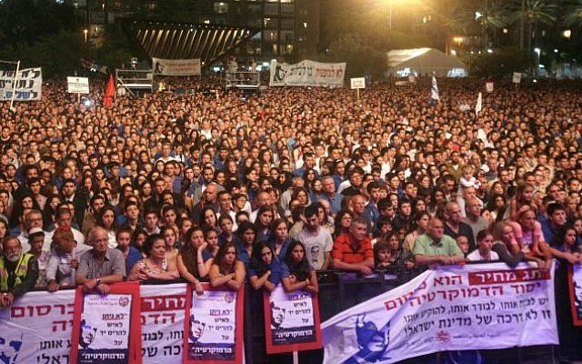 Thousands attend a rally on Rabin Square in Tel Aviv, marking 18 years since the assassination of slain Prime Minister Yitzhak Rabin. October 12, 2013. (Roni Schutzer/Flash90)