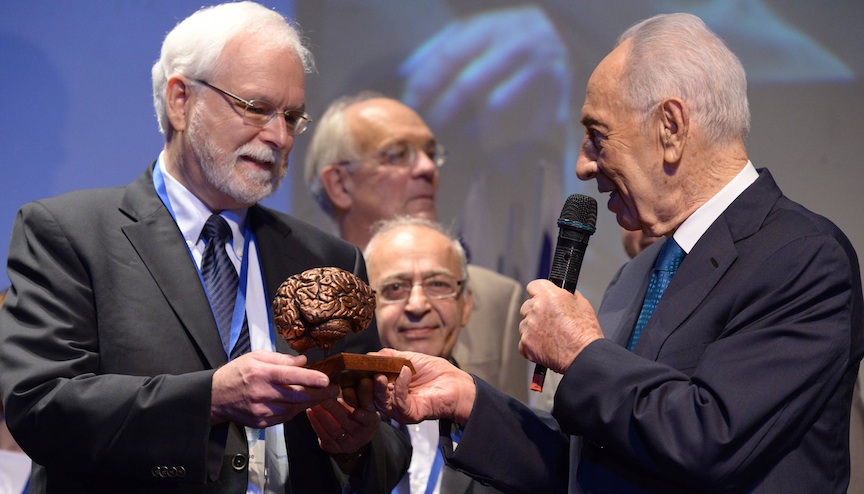 Dr. John Donoghue (L.) accepts the $1 million B.R.A.I.N Award from President Shimon Peres at the recent BrainTech 2013 event in Tel Aviv (Photo credit: Chen Galili)