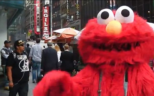 Anti-Semitic Elmo in Times Square, New York (screen capture: YouTube)