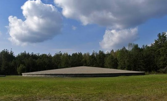 Memorial at mound of victims' ashes, Sobibor (public domain)