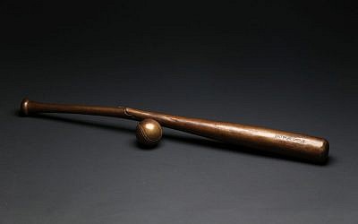 Omri Amrany’s sculpture of a broken bat was presented as a retirement gift to NY Yankees pitcher Mariano Rivera on Sept. 12, 2013. (photo credit: JTA)