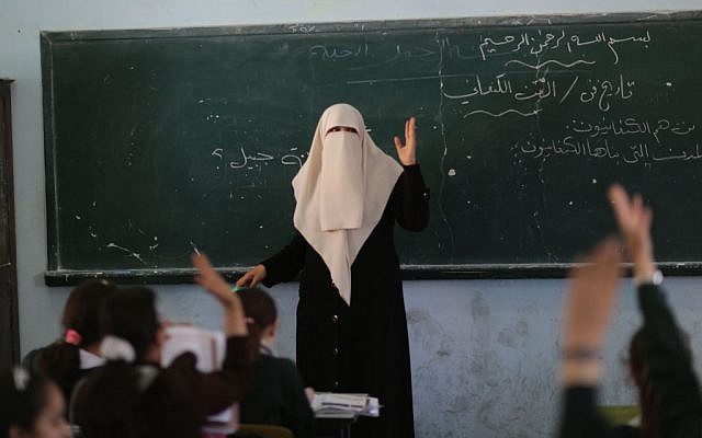 Palestinian students take part in a class at al-Qahera elementary school in Gaza City, April 2, 2013 (photo credit: Wissam Nassar/Flash90)