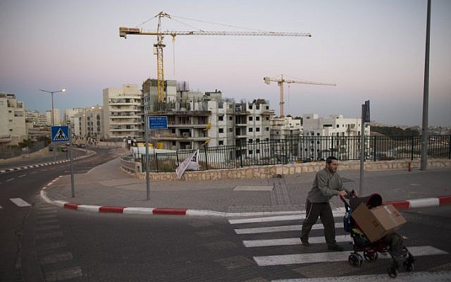 A housing construction site in an East Jerusalem neighborhood, October 27, 2013. (Yonatan Sindel/Flash90)