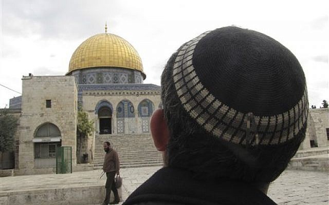 A Jewish man looks towards the Dome of the Rock in Jerusalem, 2013. (AP Photo/Simone Camilli)