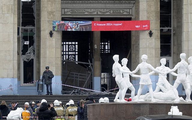 A police officer guards a main entrance to the Volgograd railway station hit by an explosion, in Volgograd, Russia, Sunday, Dec. 29, 2013. (photo credit: AP)