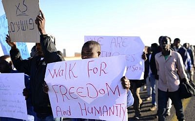 Sudanese refugees march toward Jerusalem in protest of the new Holot detention center for illegal migrants on Monday, December 16, 2013. (photo credit: Tomer Neuberg/Flash90)