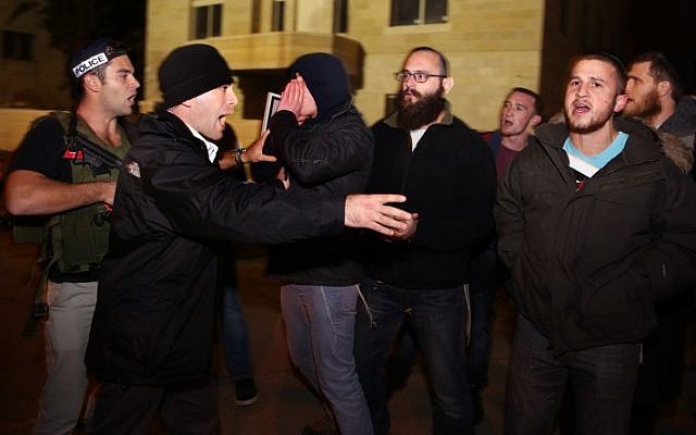 A group of Israelis clash with security guards at the entrance to Benjamin Netanyahu's residence, on December 30, 2013, in protest of the upcoming release of the third batch of 26 Palestinian prisoners. (Photo credit: Hadas Parush/Flash90)