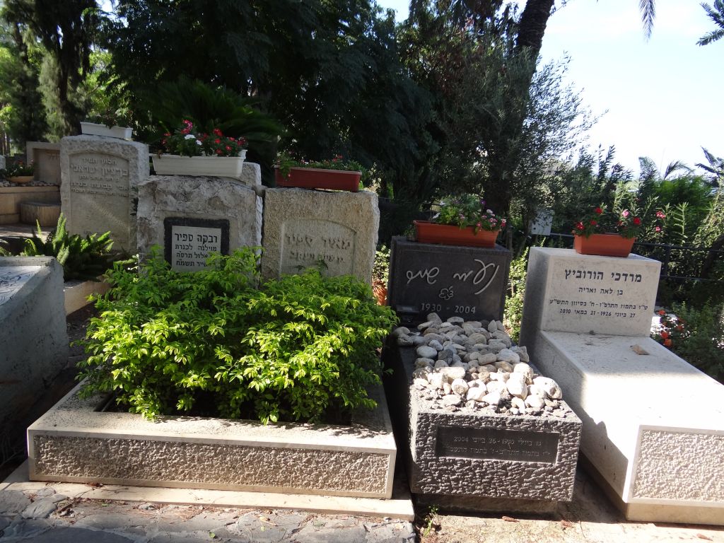 Naomi Shemer's grave in the Kinneret Cemetery (Courtesy Wiki Commons)