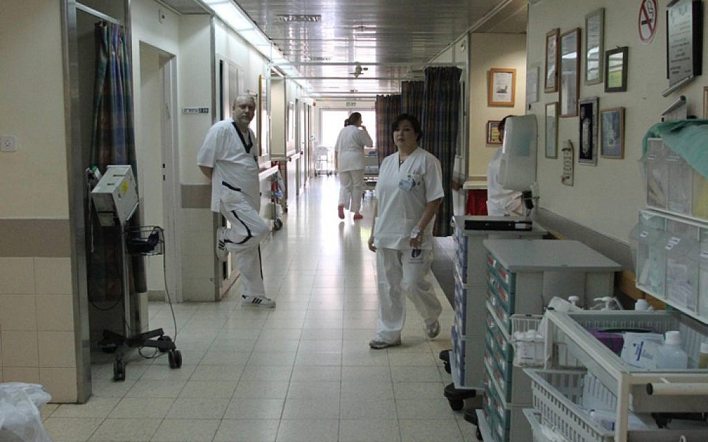 Illustrative photo of doctors and nurses in Israel (Meir Partush/Flash90)