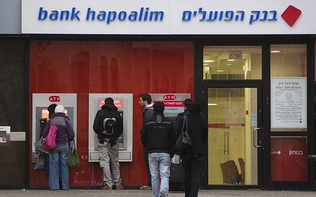 A Bank Hapoalim cash machine. (Yonatan Sindel/Flash90)