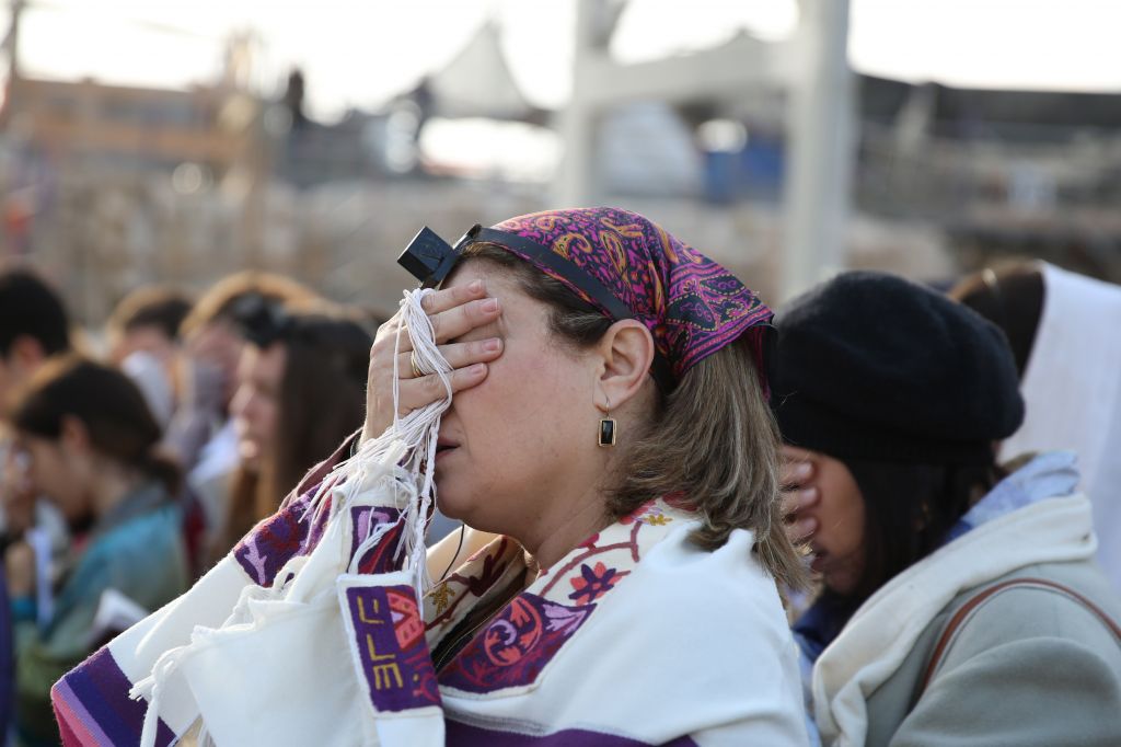 Members of Women of the Wall perform their monthly Rosh Hodesh prayers at the Western Wall, on December 4, 2013. (photo credit: Hadas Parush/FLASH90)