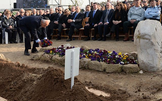 President Shimon Peres, after laying a wreath for Ariel Sharon, left flowers on Lily Sharon's grave (Photo credit: Kobi Gideon/ GPO/ Flash 90)