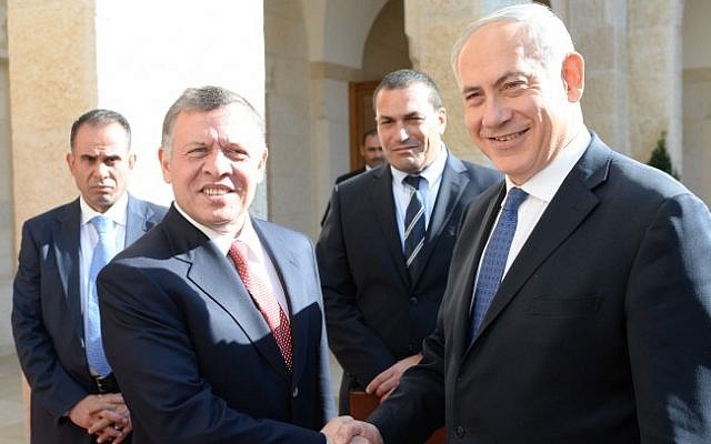 Prime Minister Benjamin Netanyahu meets with Jordanian King Abdullah II in Jordan in January 2014 (Kobi Gideon / GPO/FLASH90/ File)