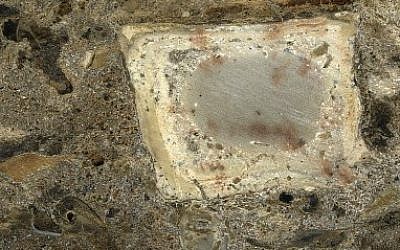 Scan of a sediment “slice” from the hearth area of the cave showing burnt bone and rock fragments within the gray ash residue (Courtesy: Weizmann Institute)