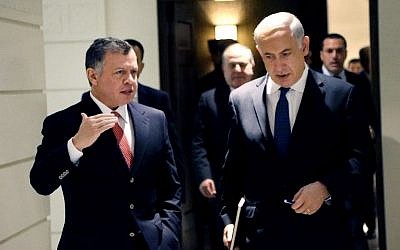 Prime Minister Benjamin Netanyahu, right, and Jordan's King Abdullah II, during the former's surprise visit to Amman on January 16, 2014. (AP/Yousef Allan/Jordanian Royal Palace/File)