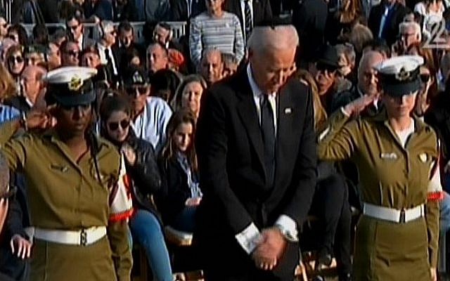 US Vice President Joe Biden pauses after laying a wreath on the grave of former prime minister Ariel Sharon, Sunday, January 13, 2014 (screen capture: Channel 2)