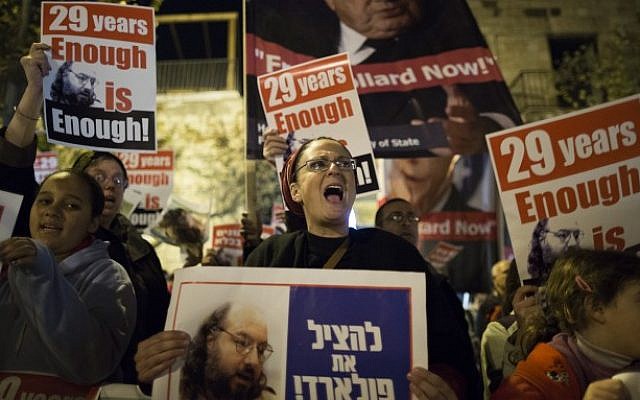 Israeli protesters call for the release of Jonathan Pollard during a protest in Jerusalem on January 2, 2014 (photo credit: Yonatan Sindel/Flash90)